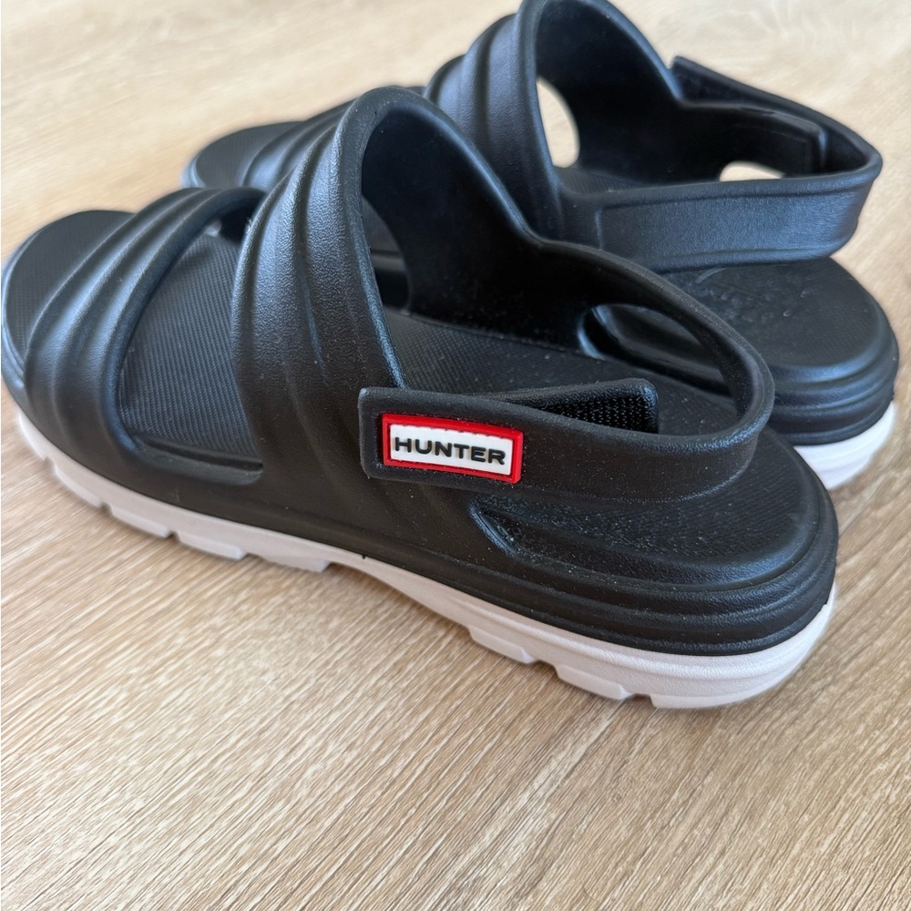 HUNTER | black bloom slimgback sandals - Picture 8 of 11